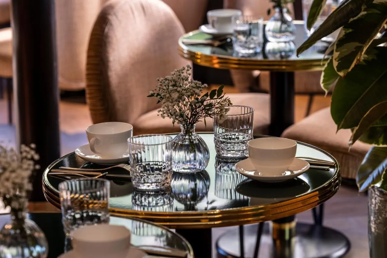 Toujours & Hotel Parijs
